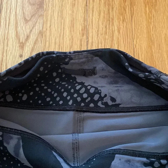 Lululemon sz 6 Tight Stuff Tight in black/smoke great pre owned condition pocket - Picture 10 of 10